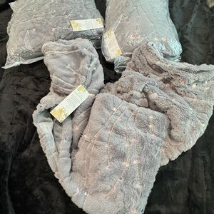 NWT Aviva Stanoff Faux Fur Grey Throw with sequin celestial pattern & 2 pillows
